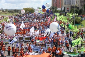 Em Brasília, servidores manifestam contra reformas